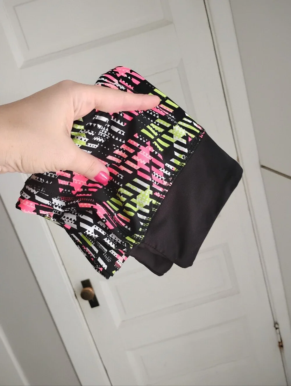Juniors cropped neon athletic leggings